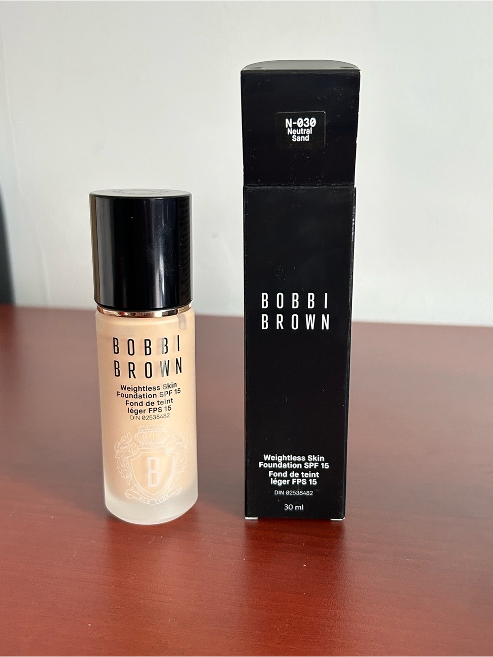 Bobbi Brown Weightless Skin Foundation SPF 15 - Neutral Sand (N-030)